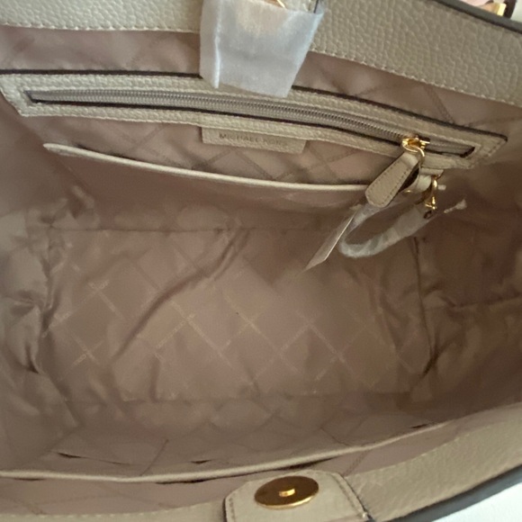 ❌Sold❌ Michael Kors Bedford Legacy Large Leather Tote - Picture 9 of 12